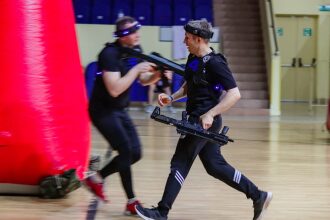 Игроки LASERWAR в динамике движутся по арене